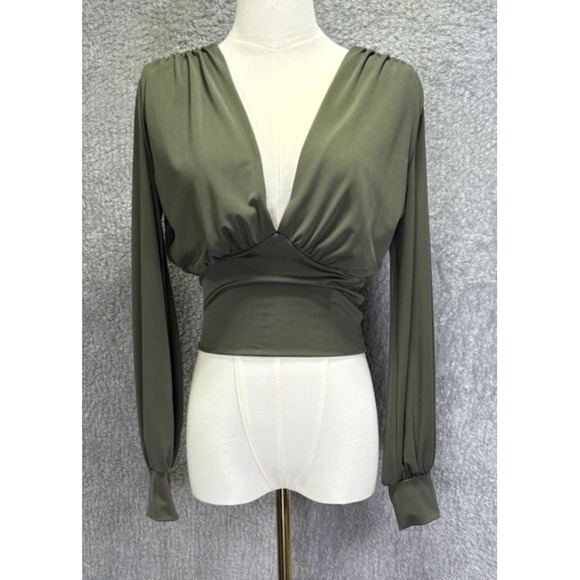21 Saints Tops - 21‎ Saints Women's Medium Green Long Sleeve Cropped Top Deep V Neck